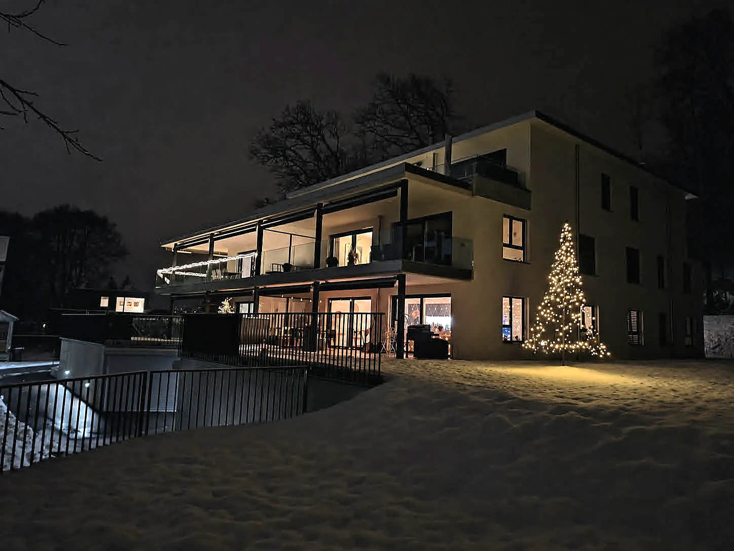 Das Haus am Abend mit beleuchtetem Weihnachtsbaum