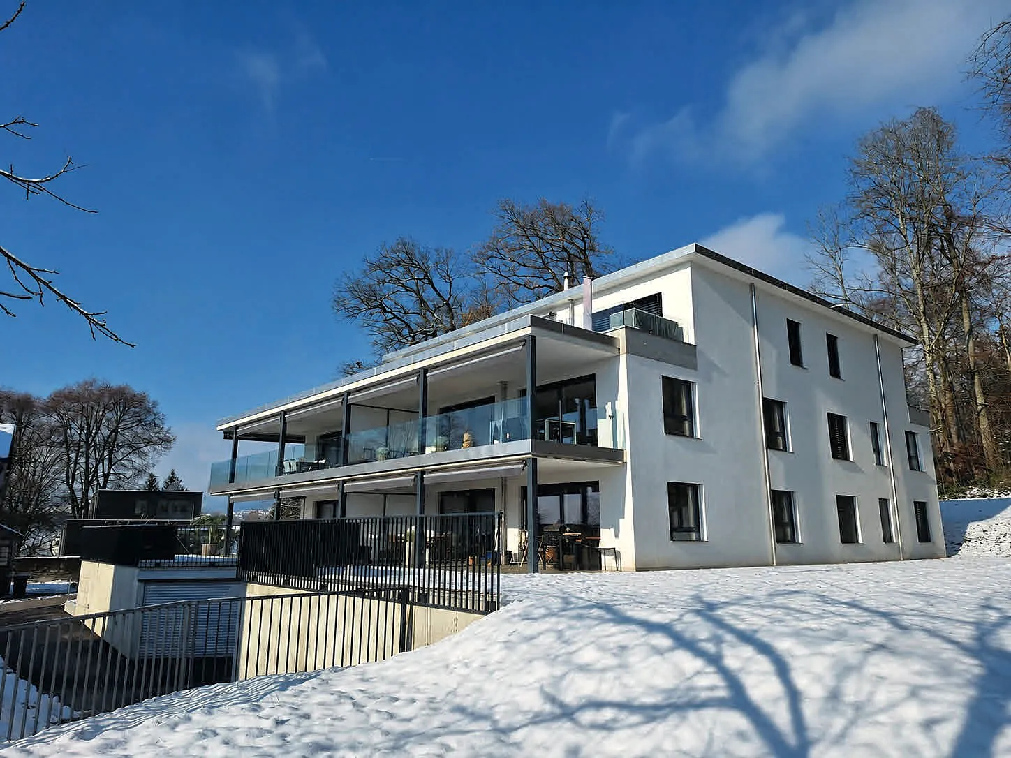 Das Haus im Winter mit Schnee