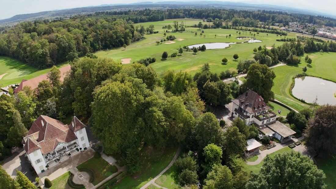 Luftbild des Geländes Wylihof mit Schloss, Park und Golfanlage